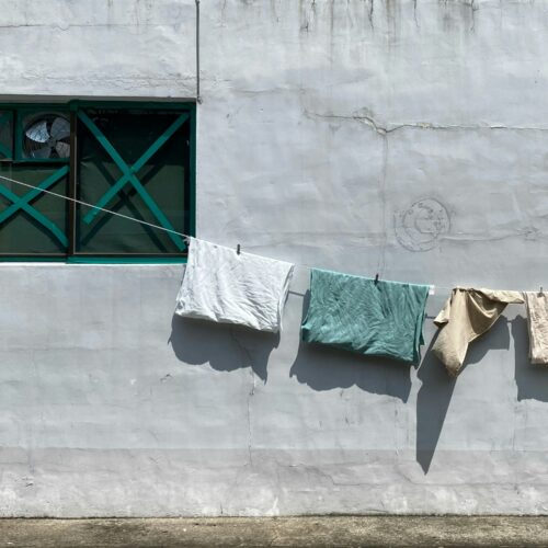 壁際に干してある洗濯物の写真