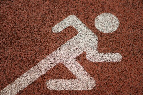 赤茶色地に白の走る人の絵