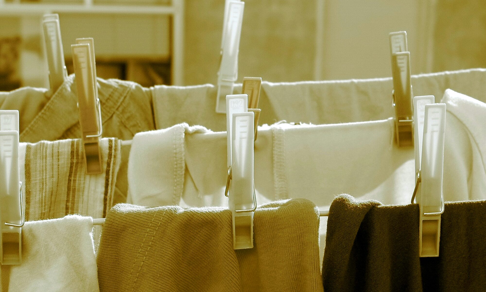 3本のロープに干されている洗濯物の写真