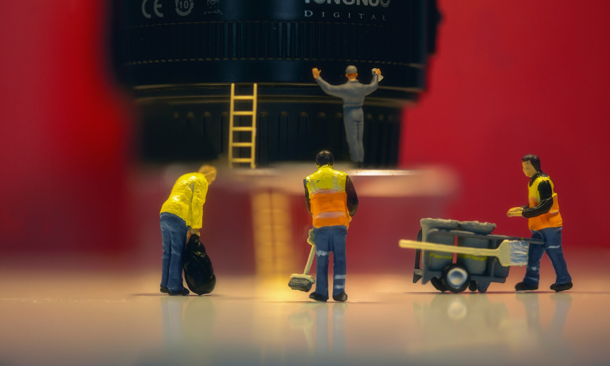 職場を掃除しているような人形の写真