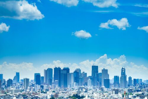 高層ビルが立ち並ぶ地平線と青空のイメージ画像